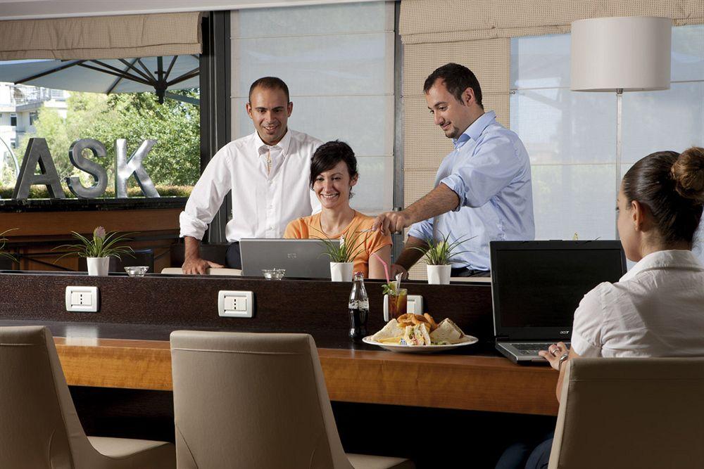 Courtyard By Marriott Rome Central Park Exteriör bild